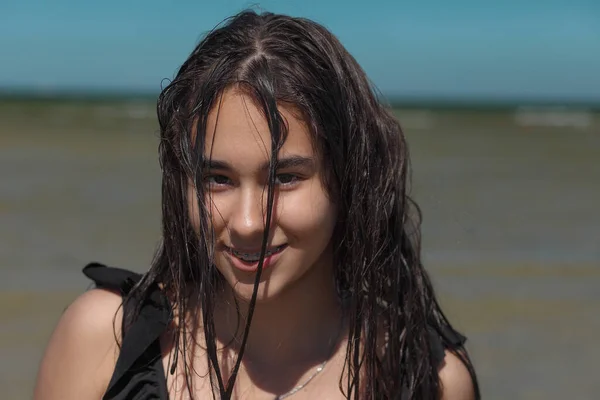 Portret Młodej Azjatki Mokrymi Włosami — Zdjęcie stockowe