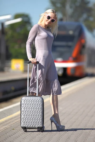 Mujer Joven Vestido Estación Tren Con Una Maleta —  Fotos de Stock