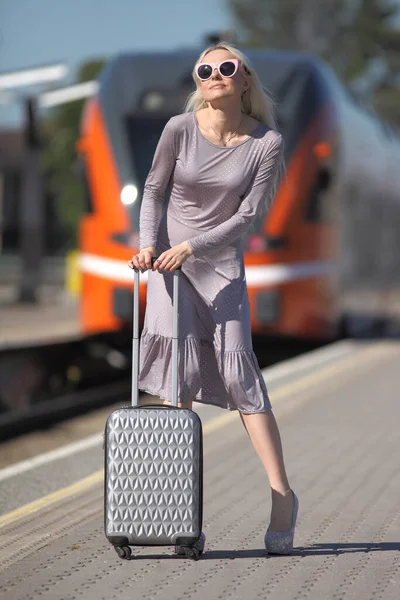 Młoda Kobieta Sukience Dworcu Kolejowym Walizką — Zdjęcie stockowe
