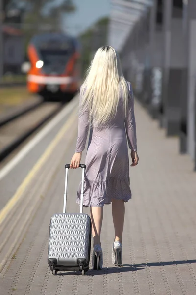 Junge Frau Kleid Mit Koffer Bahnhof — Stockfoto