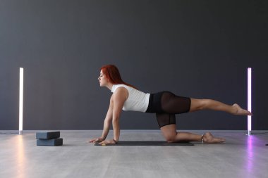 Dans stüdyosunda esneklik ve esneme eğitimi.