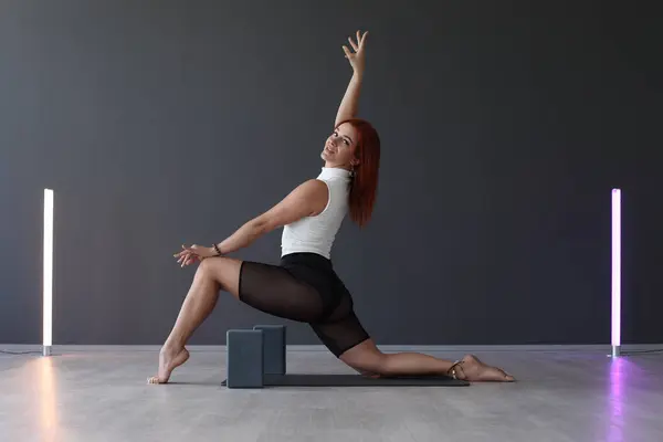 ダンススタジオでの柔軟性とストレッチトレーニング — ストック写真