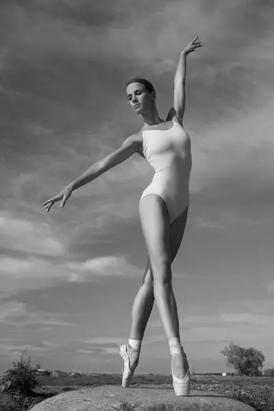 Молодая Стройная Балерина Телесном Костюме — стоковое фото