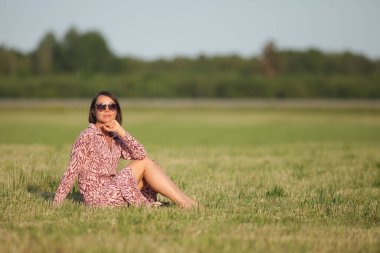 Kolza tohumu tarlasında genç güzel bir kadın.
