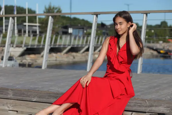 Молодий Азіатський Підліток Червоній Довгій Модній Сукні — стокове фото