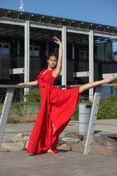 Joven Beaty Flexible Asiático Mujer Rojo Vestido —  Fotos de Stock