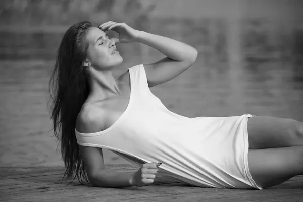 Jovem Mulher Uma Camiseta Branca Rio — Fotografia de Stock