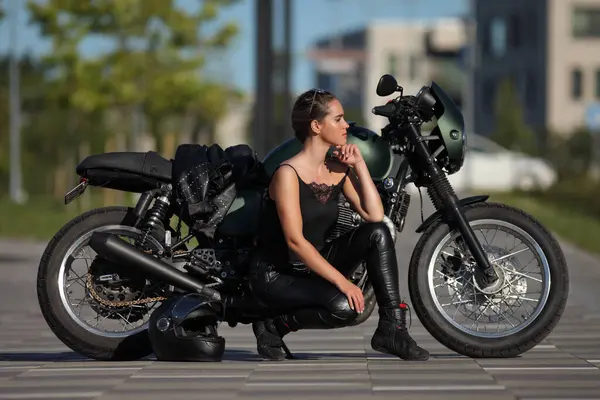 Ritratto Affascinante Giovane Donna Una Moto Nera — Foto Stock