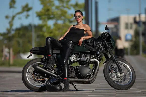 Portret Uroczej Młodej Kobiety Czarnym Motocyklu — Zdjęcie stockowe