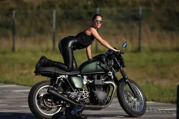 Retrato Una Joven Encantadora Una Motocicleta Negra —  Fotos de Stock