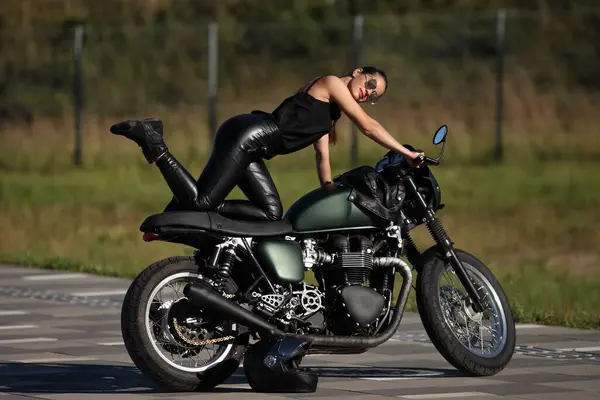 Portret Uroczej Młodej Kobiety Czarnym Motocyklu — Zdjęcie stockowe