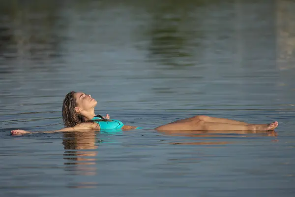 ビーチで水着姿の若い女性が ストック写真