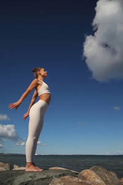 Young Beauty Athletic Woman Practicing Yoga Beach Imagem De Stock