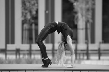 Genç, güzel, atletik, esnek bir kız.