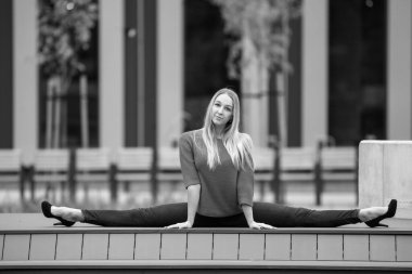 Genç, güzel, atletik, esnek bir kız.