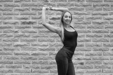 Genç, güzel, atletik, esnek bir kız.