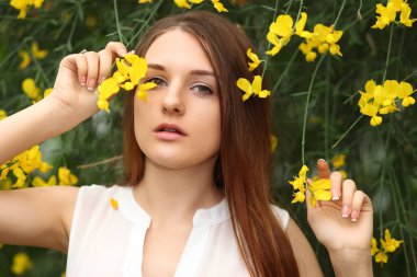 Bahçedeki güzel kadının portresi.