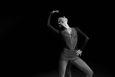 Artistik patinajcı kadın dans edip buz pateni yapıyor.