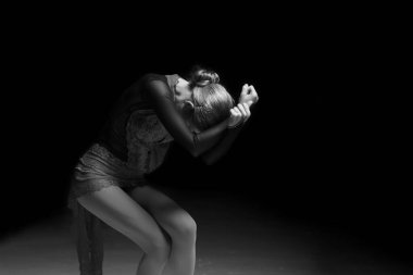 Artistik patinajcı kadın dans edip buz pateni yapıyor.