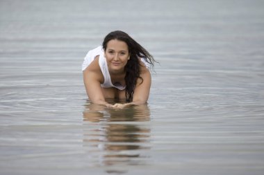 Sahilde güzel bir kadın