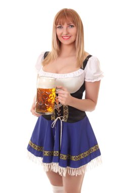 Elinde bir kupa taze bira olan genç bir kadın.