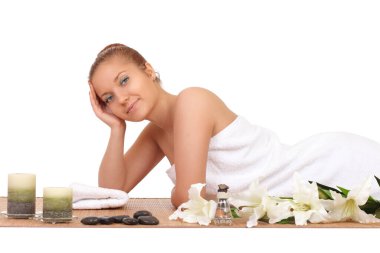 Spa salonunda masaj yaptıran güzel bir kadın.