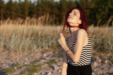 çimenlerde gizleme genç bir kadın portresi