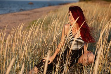 çimenlerde gizleme genç bir kadın portresi