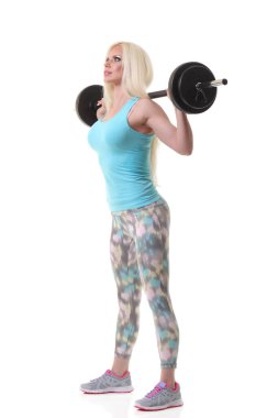 beyaz bir arka plan üzerinde barbell ile egzersiz gülümseyen sportif kadın