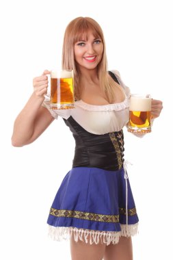 Elinde bir kupa taze bira olan genç kız.