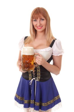 Elinde bir kupa taze bira olan genç kız.