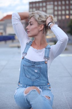 Sokağın poz güzel genç kadın.