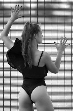 Genç ve güzel bir kadın kumsalda