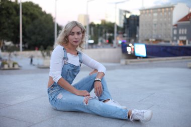 Sokağın poz güzel genç kadın.