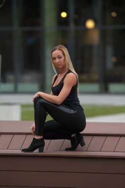 Şehirde genç ve şık bir kadının fotoğrafı.