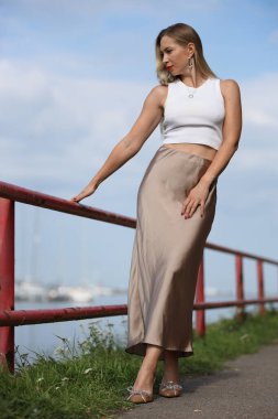 Güzel, seksi, genç bir kadın yazın tadını çıkarıyor.