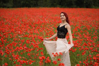 Gelincik tarlasında güzel bir kadın.