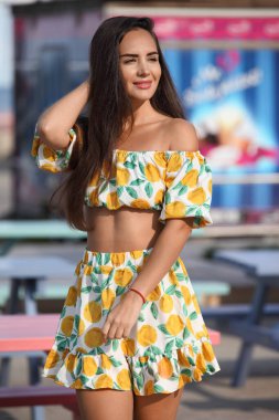 Güzel, seksi, genç bir kadın yazın tadını çıkarıyor.