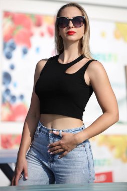 Güzel, seksi, genç bir kadın yazın tadını çıkarıyor.