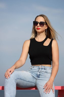 Güzel, seksi, genç bir kadın yazın tadını çıkarıyor.