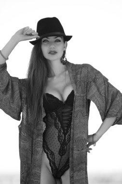 İpek bornoz ve iç çamaşırlı genç seksi kadın.