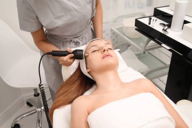 Yüz yenileme prosedürleri, güzel bir kızla portre.