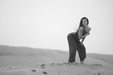 Kumda genç bir kadın, siyah beyaz bir fotoğraf.