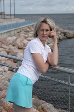 Güzel, seksi, genç bir kadın yazın tadını çıkarıyor.