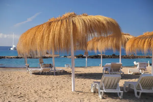 şezlong ve şemsiye ile yaz kumlu plaj