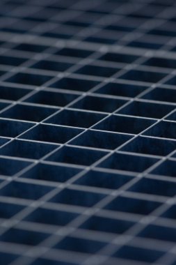 Küçük kare hücreli bir metal ızgaranın fotoğrafı