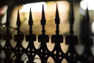 Görüntü: Demir Çit Silueti: Bokeh Parıltısı