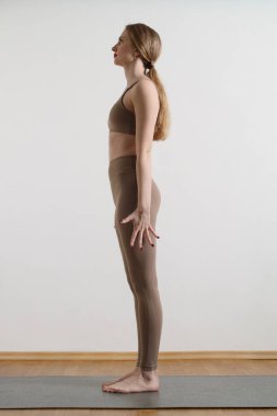Yoga yapan kadın çekirdek kuvveti ve dengesi