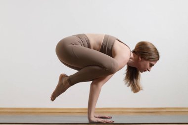 Yoga yapan kadın çekirdek kuvveti ve dengesi