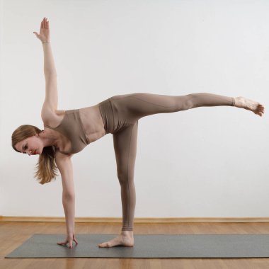 Yoga yapan kadın çekirdek kuvveti ve dengesi